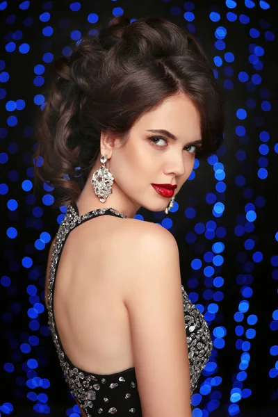 Maquillaje. Joyas. Peinado. Mujer de moda. Hermoso muchacho elegante — Foto de Stock