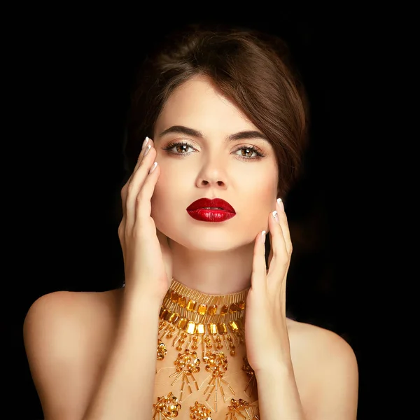 Maquillaje de labios rojos. Retrato de chica de belleza. Elegante dama en dorado dr — Foto de Stock