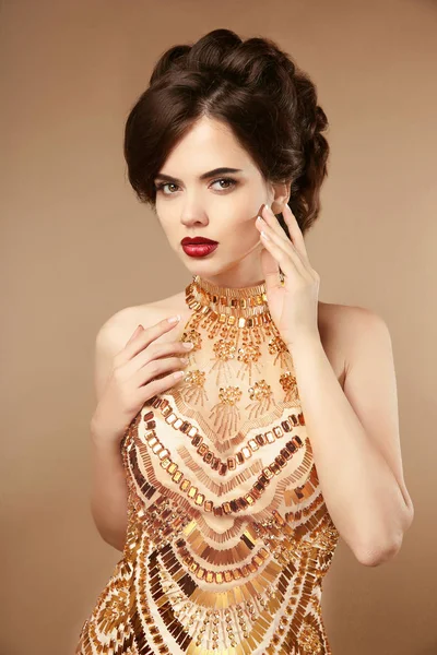 Mujer elegante en vestido de oro, señora de la moda en colgante caro j — Foto de Stock