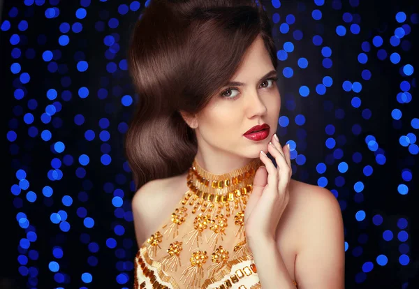 Maquillage. Belle femme de mode en or, dame élégante dans les dépenses — Photo