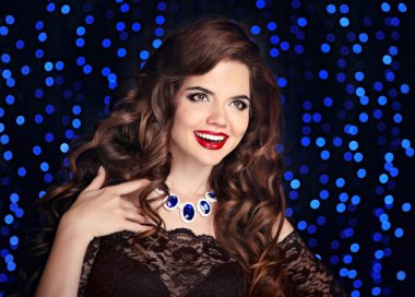 Güzel esmer gülüyor. Uzun gülümseyen kız mutlu parlak 