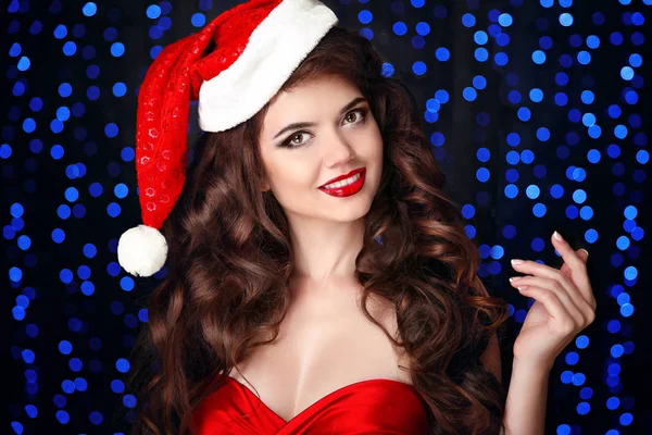 Bella ragazza felice sorridente in cappello di Babbo Natale con labbra rosse, mano ho — Foto Stock