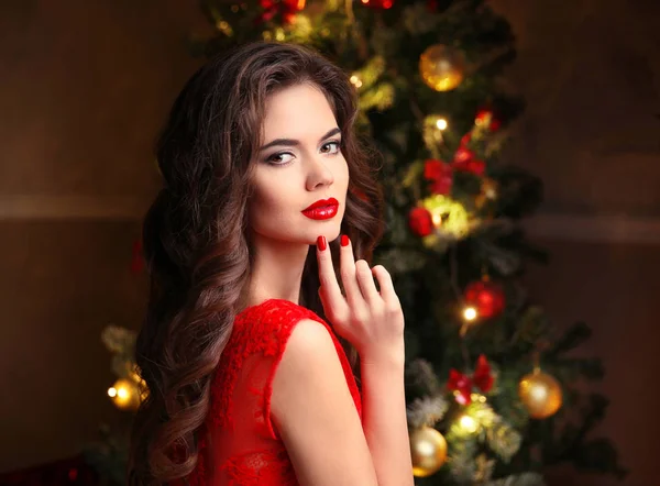 Boże Narodzenie. Piękna kobieta uśmiechający się. Manicure paznokcie. Makijaż. Leczyć — Zdjęcie stockowe