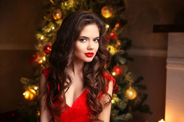 Weihnachten. schöne lächelnde brünette Mädchen Porträt. Rote Lippen — Stockfoto