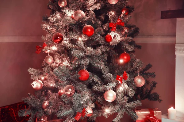 Christmas gifts, Christmas tree background — Stock Photo, Image