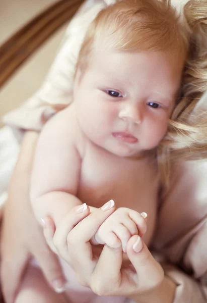 Close-up portrait of baby lying on mother hand. mom and child co — Stock Photo, Image