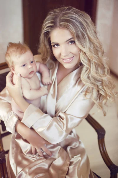 Um bebé adorável. Mãe bonita feliz segurando seu recém-nascido. Mãe p — Fotografia de Stock