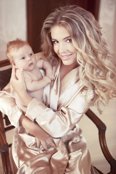 Um bebé adorável. Mãe bonita feliz segurando seu recém-nascido. Mãe p — Fotografia de Stock