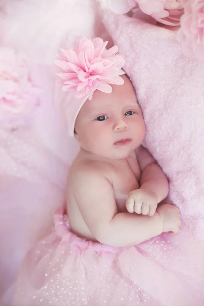 Porträtt av förtjusande baby flicka rosa, spädbarn barn. — Stockfoto