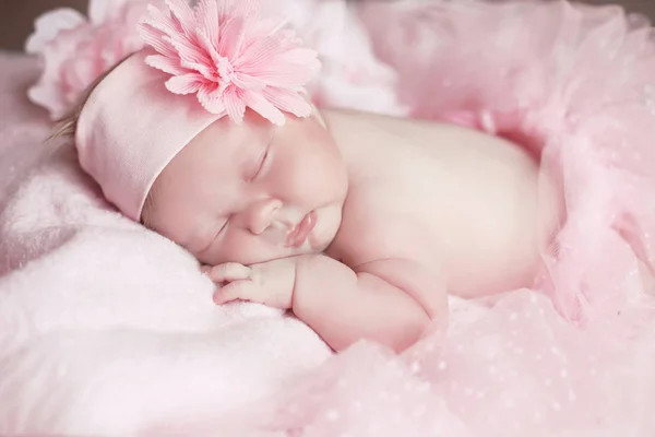Πορτρέτο του αξιολάτρευτο κοριτσάκι κοιμάται πάνω από ροζ, βρέφος παιδί. — Φωτογραφία Αρχείου