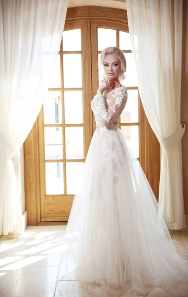 Elegante bruid in mode trouwjurk. Blonde vrouw model in de whi — Stockfoto