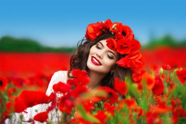 Güzel mutlu gülümseyen kadın portre başındaki kırmızı çiçekli 