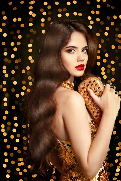 Elegante mode brunette vrouw. Golvend haarstijl. Rode lippen make-up — Stockfoto