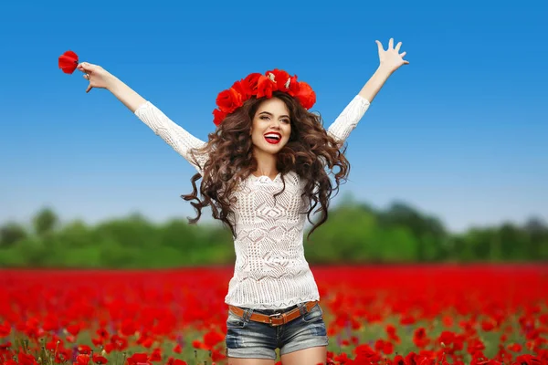 Zorgeloos jonge aantrekkelijke lachende vrouw springen. Gelukkig tiener — Stockfoto