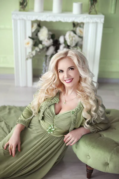 Mooie lachende blonde vrouw met lang krullend haarstijl draagt ik — Stockfoto
