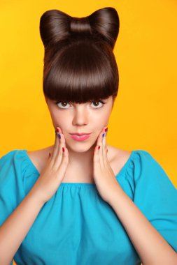 Yay saç modeli, makyaj ve colou ile genç kız gülümseyerek şaşırttı