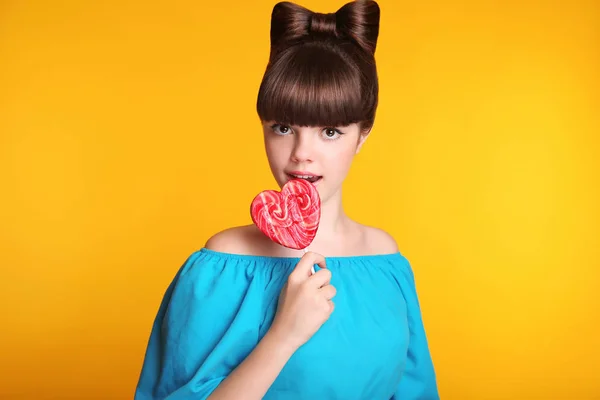 Lollypop. Beleza moda adolescente menina com colorido comer colourf — Fotografia de Stock