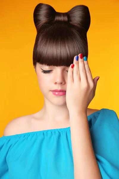 Make-upu. Manikúru. Účes. Krásné dospívající dívka s vlasy s mašlí — Stock fotografie