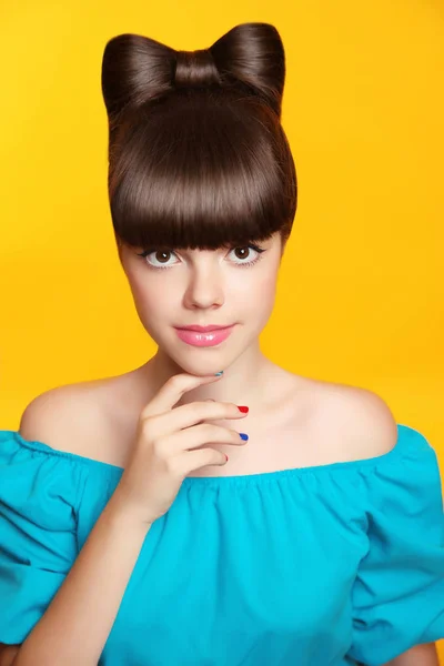 Maquillaje. Manicura. Hermosa chica adolescente sonriente con peinado de arco —  Fotos de Stock