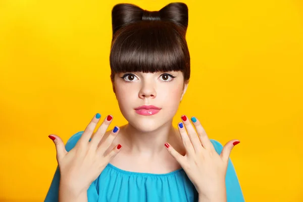 Maquiagem. Menina adolescente bonita com penteado arco e ma multicolor — Fotografia de Stock