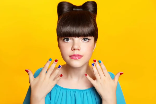 Maquiagem. Menina adolescente bonita com penteado arco e ma multicolor — Fotografia de Stock