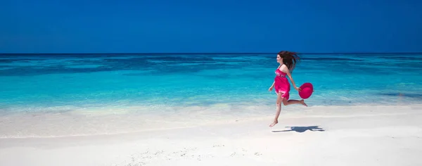 Güzel özgür genç kadın egzotik deniz, mutlu brun atlama — Stok fotoğraf