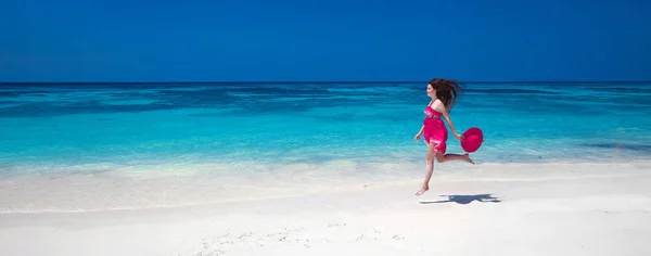 Bella giovane donna libera che salta sul mare esotico, felice brun — Foto Stock