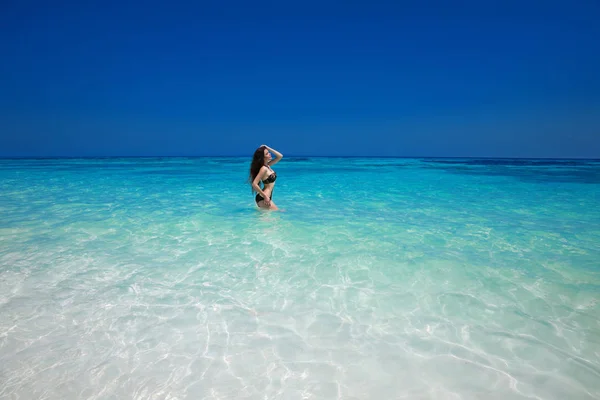 Brunette sexy modèle de bikini posant en surface de vague de mer, été ba — Photo