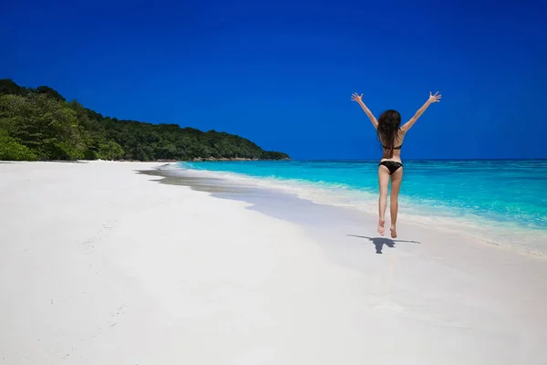 Vacances d'été. Belle femme libre sautant sur la mer exotique — Photo