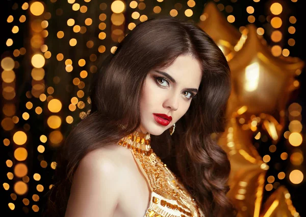 Elegante mode brunette vrouw portret in goud. Golvend haarstijl — Stockfoto