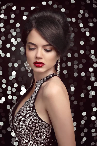 Elegante Mode brünette Frau. Retro-Frisur. Rote Lippen Make-up — Stockfoto