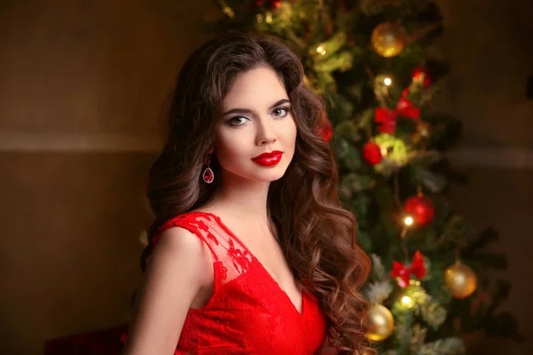 Boże Narodzenie. Piękna, uśmiechnięta brunetka dziewczyna portret. Czerwone usta ma — Zdjęcie stockowe