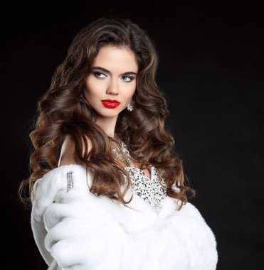 Güzellik moda Model kız beyaz vizon kürk manto. Kırmızı dudaklar makeu