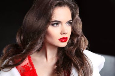 Kırmızı dudaklar makyaj. Güzel esmer portre. Moda kız modeli
