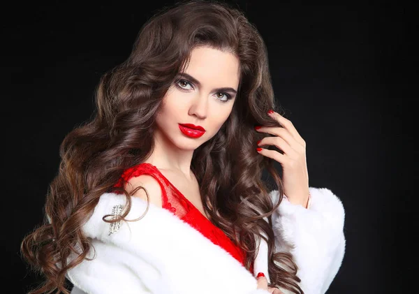 Elegante retrato de mujer morena de moda en abrigo de piel blanca. Rojo. — Foto de Stock