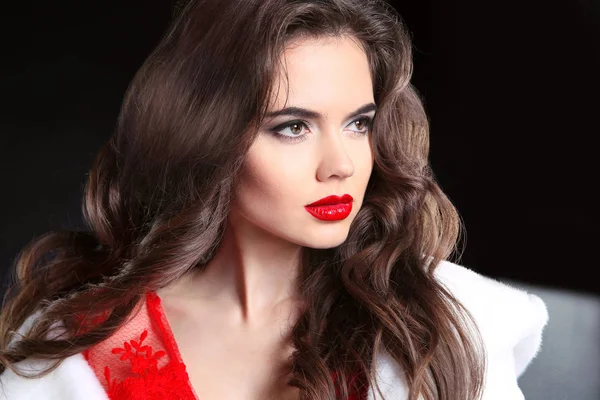 Rode lippen make-up. Mooie brunette portret. Meisje fotomodel — Stockfoto