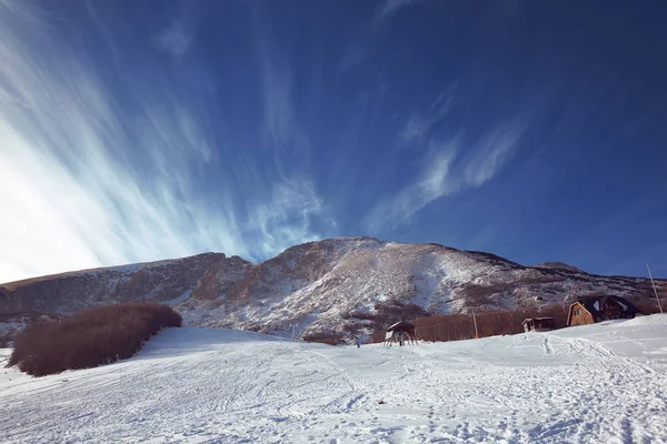 Landschap met bergtoppen, met sneeuw bedekt. Winterdag met — Stockfoto