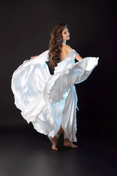 Bella araba bellydancer donna sexy in bellydance bianco cos — Foto Stock