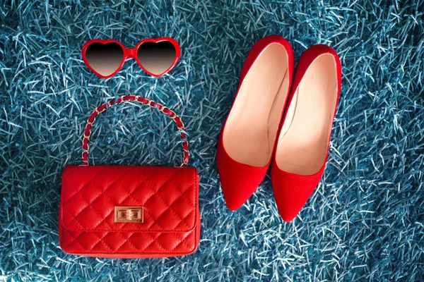 Roupas e acessórios para mulheres. Sapatos vermelhos e bolsa de couro. Fa — Fotografia de Stock
