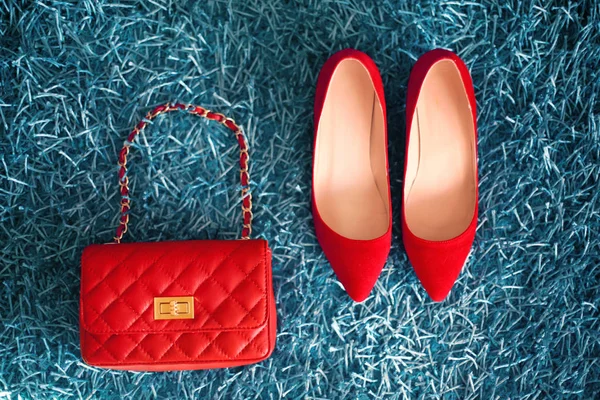 빨간 구두와 가죽 핸드백입니다. 여성 의류 및 액세서리입니다. Fa — 스톡 사진