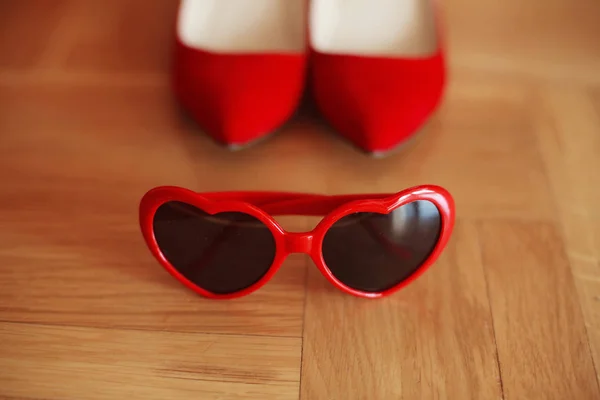 Mode femmes chaussures à talons hauts et rouge coeur sjape lunettes de soleil ove — Photo