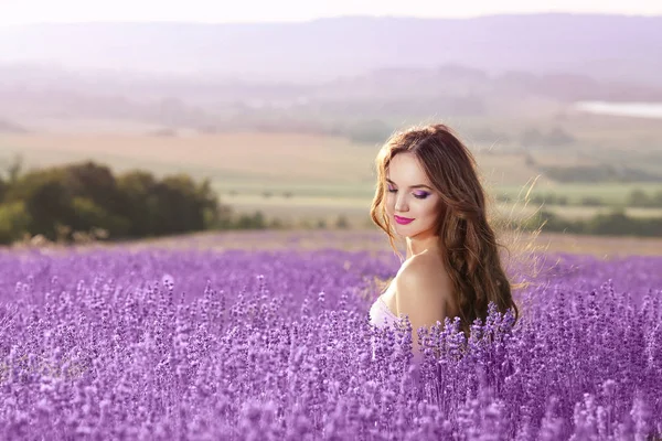 Güzel genç kadın portre lavanta alanında. Çekici bru — Stok fotoğraf