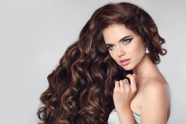 Sağlıklı saçlar. Güzel esmer portre. Makeu ile kız modeli