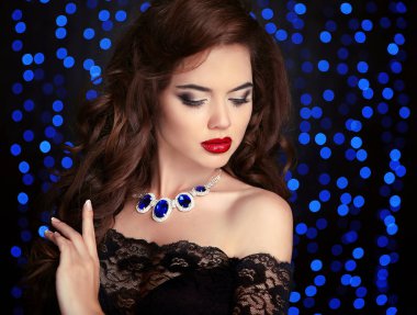 Güzellik moda kırmızı dudaklar makyaj, s ile zarif kadın portresi