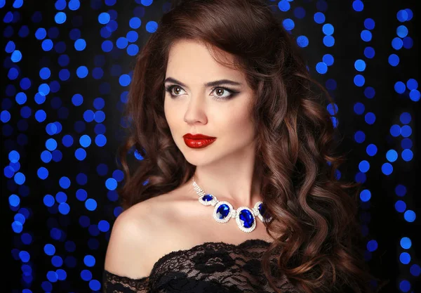 Portret van elegante brunette vrouw met rode lippen make-up, gezonde — Stockfoto