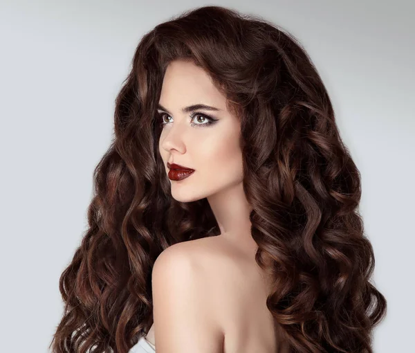 Capelli lunghi. Bella bruna donna ritratto con ondulato sano h — Foto Stock