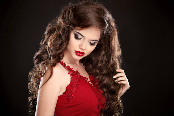 Брюнетка. Косметика. Длинные волосы. Кудрявая прическа. Овьедо
