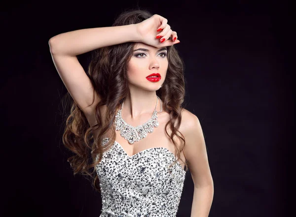Make-up. Mode vrouw. Krullend haar. Diamanten juwelen instellen. Portret — Stockfoto