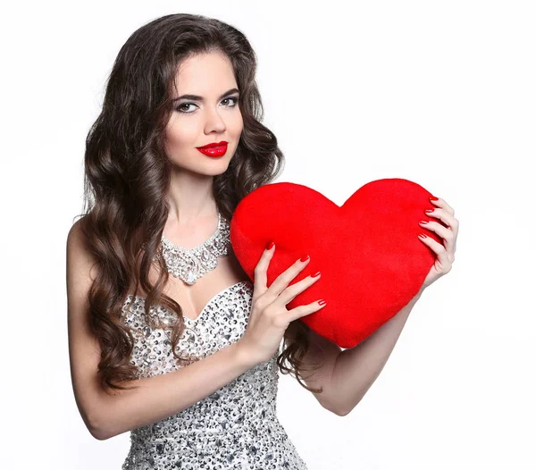 Vackra leende flicka med valentine hjärta isolerad på vita b — Stockfoto