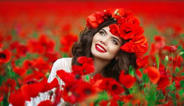 Güzel mutlu gülümseyen genç kız portre h üzerinde kırmızı çiçekli